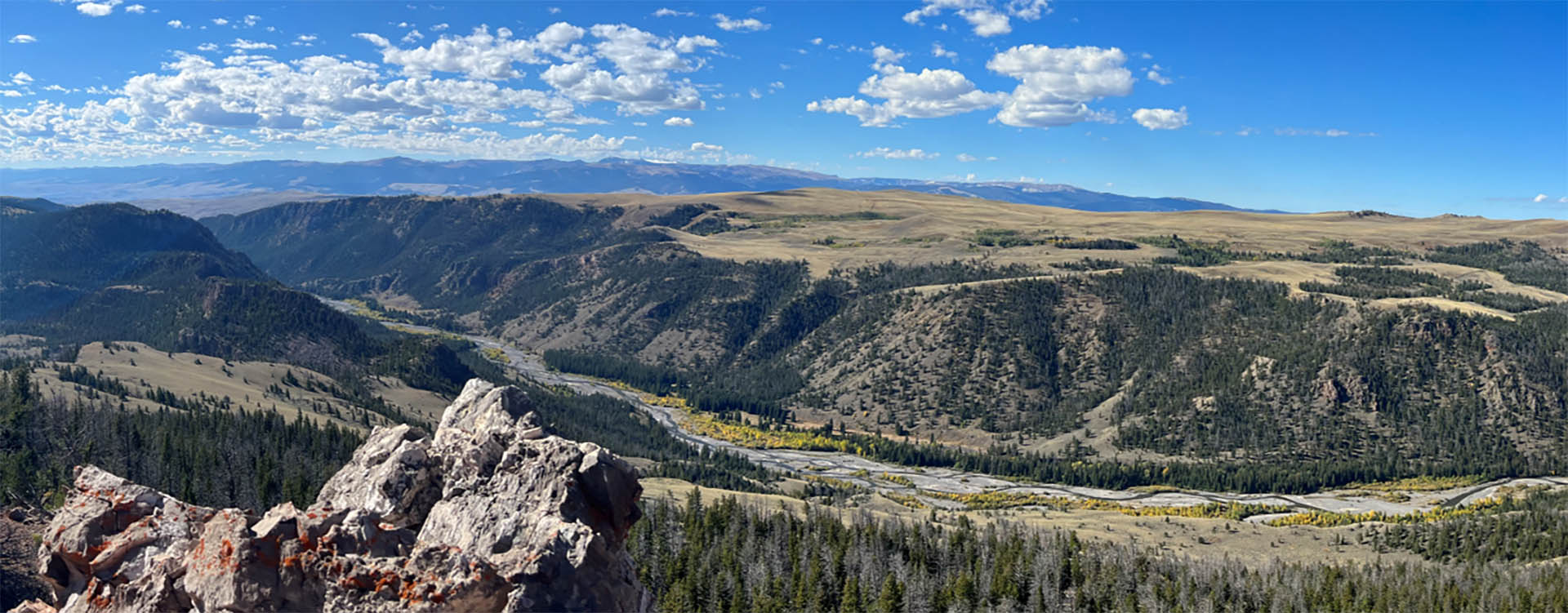 Photo of a mountain valley granititoids to glaciers