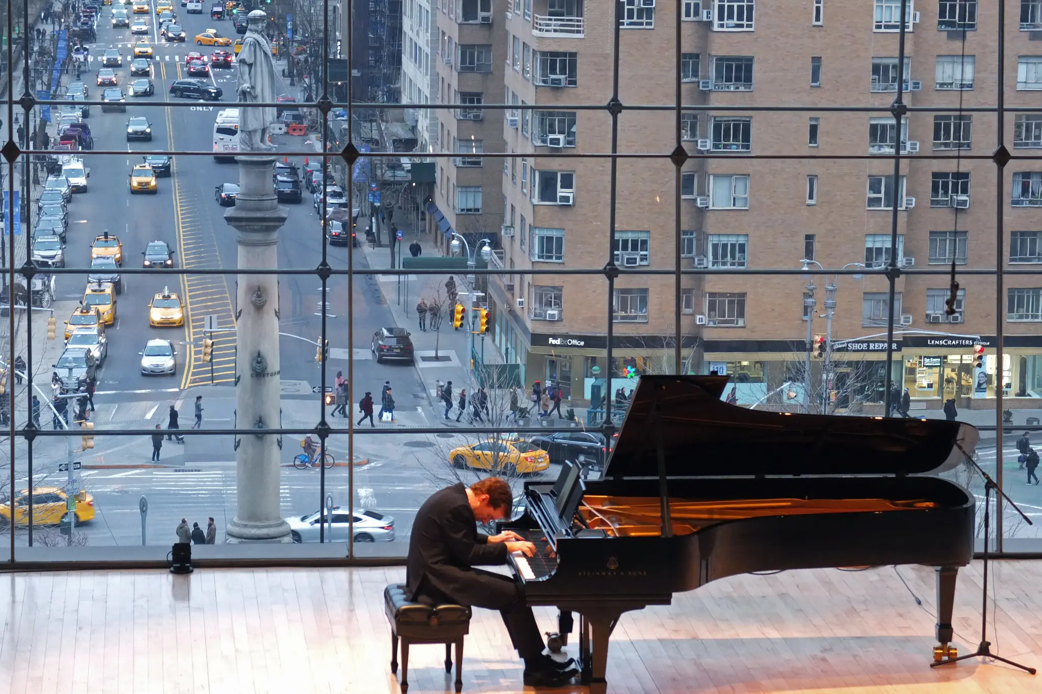 Eric Huenber performing in the Apple Room NYC