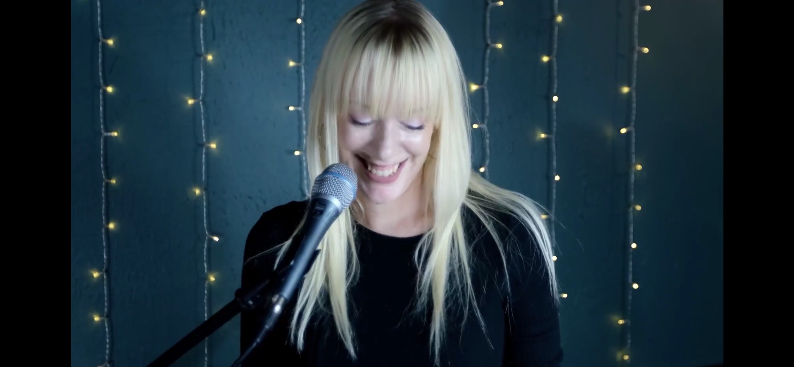 Amanda Allyn at the keyboard and microphone