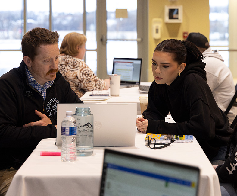 Sheridan College advisor helping a student.