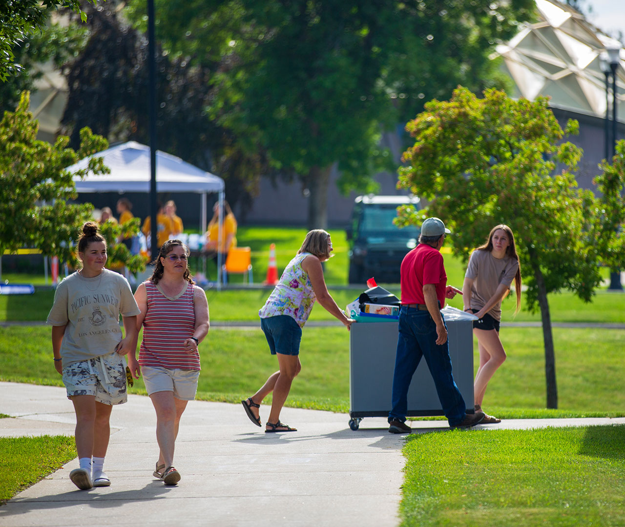 Photo of students moving into Sheridan College